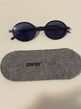 IZIPIZI Studio Women's Round Sunglasses in Black with Blue Lenses